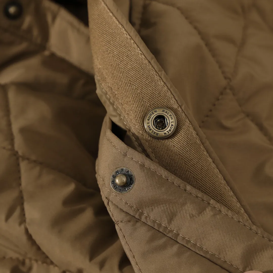 P370 #59 Ralph Lauren classic rhombus quilted cotton jacket for men and women. Inspired by retro workwear, it blends with contemporary British style. The imported machine-pressed rhombus quilting is accurately aligned, and the three-dimensional H-shaped tailoring is neat and slim. It is not bulky when layered in autumn and winter, and still maintains a light style.  Texture is reflected in the details: customized metal buckles, corduroy lapels, breathable eyelets under the arms, and slits on the hem, all replicating the brand's high-end genes. All excipients are standardized!  Five colors to choose from: black/khaki/brown/green/navy blue, easy to switch between commuting, leisure, and travel occasions. Function and appearance coexist: 37.5°C temperature control black technology, breathable and moisture-proof, anti-slip cotton patented fabric, temperature-locking, soft and waxy, durable and stylish. A retro warm-keeping item that can handle low temperatures calmly. The details are all made of craftsmanship, and the style has no limits. It has a classy look that will turn heads.  Color: Khaki Black Navy Green Brown Size: S M L